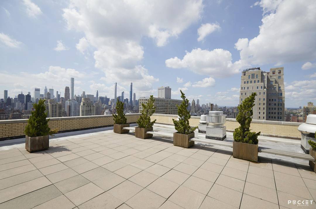 EXCELLENT VALUE ! ! OPEN VIEWS TO THE RIVER !