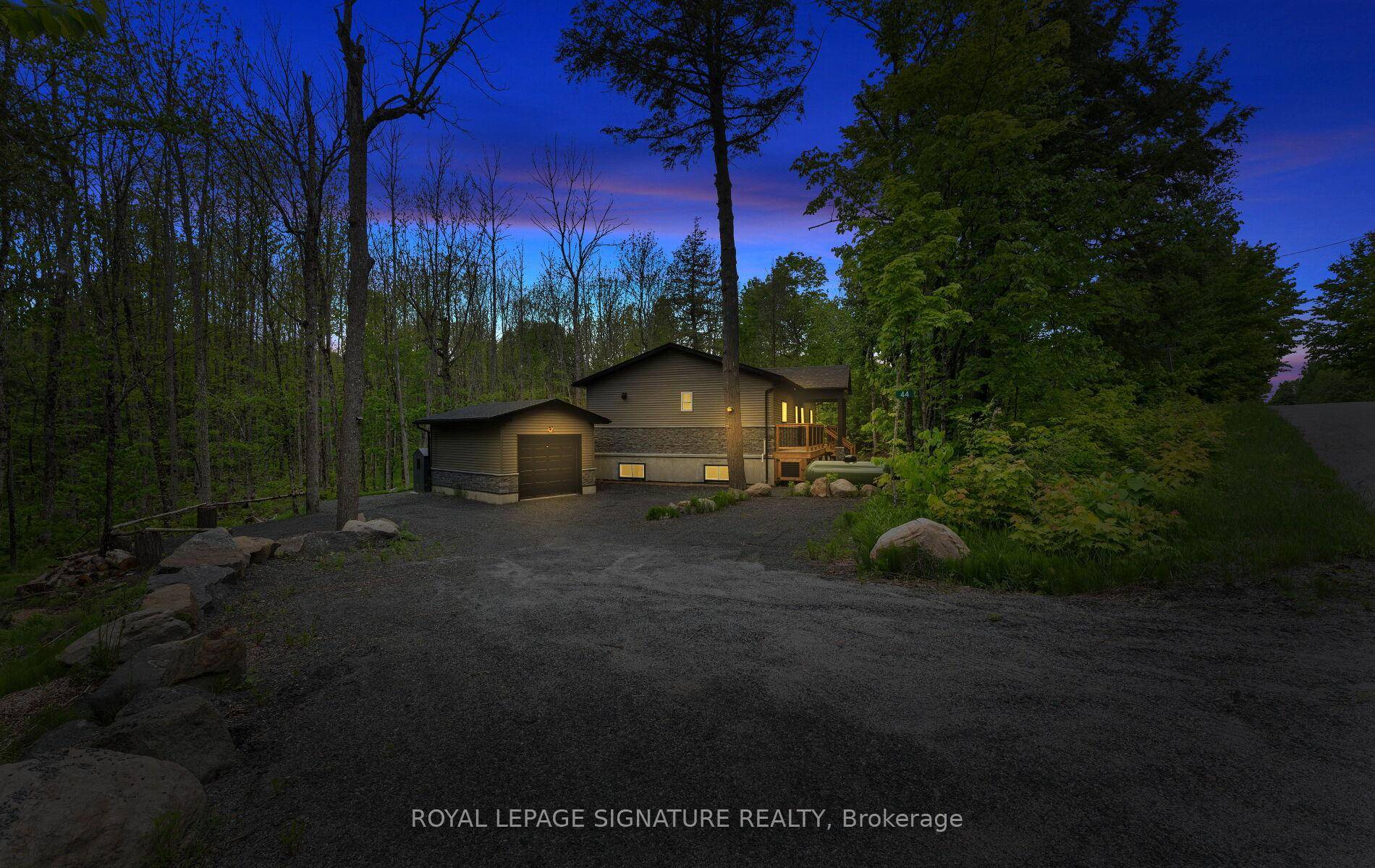 44 Sunnyshore Park Drive A Custom Built Home Just Steps from Maplewood Beach Completed in 2023, this beautiful custom home sits on just over an acre and offers quality, comfort, ...