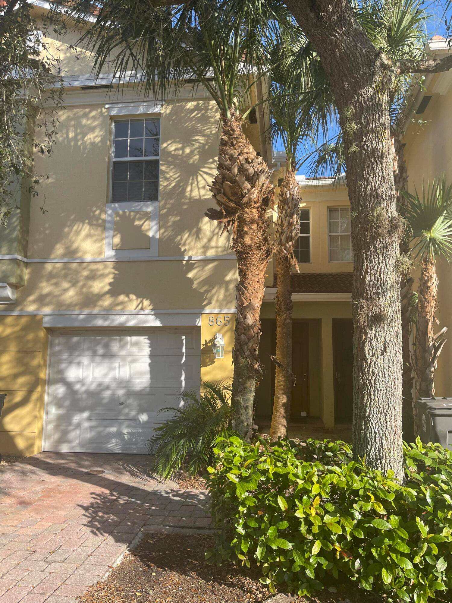 Beautiful 3 bedroom, 2. 5 bathroom townhouse in a great location !