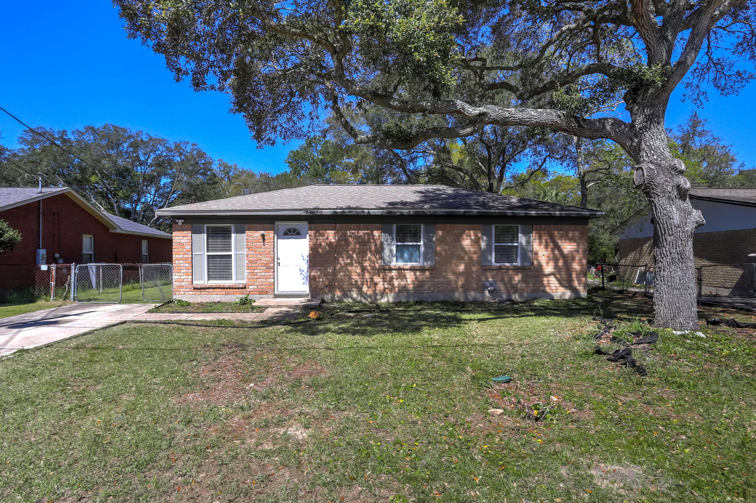 SELLER FINACING AVAILABLE FINANCIAMIENTO DISPONIBLE Discover the charm of this fully remodeled 3 bedroom, 2 bath home !