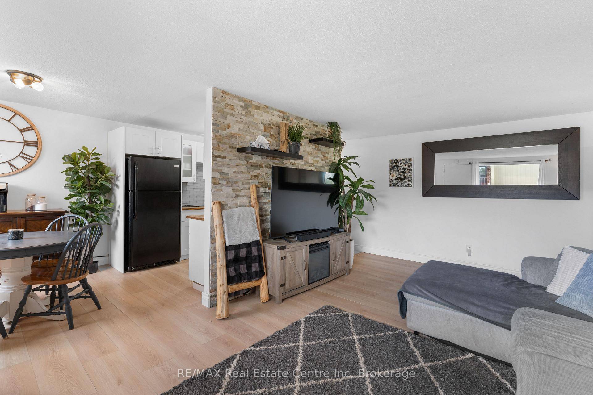 Welcome to this super cute and move in ready apartment, ideally situated in a convenient Kitchener neighbourhood.
