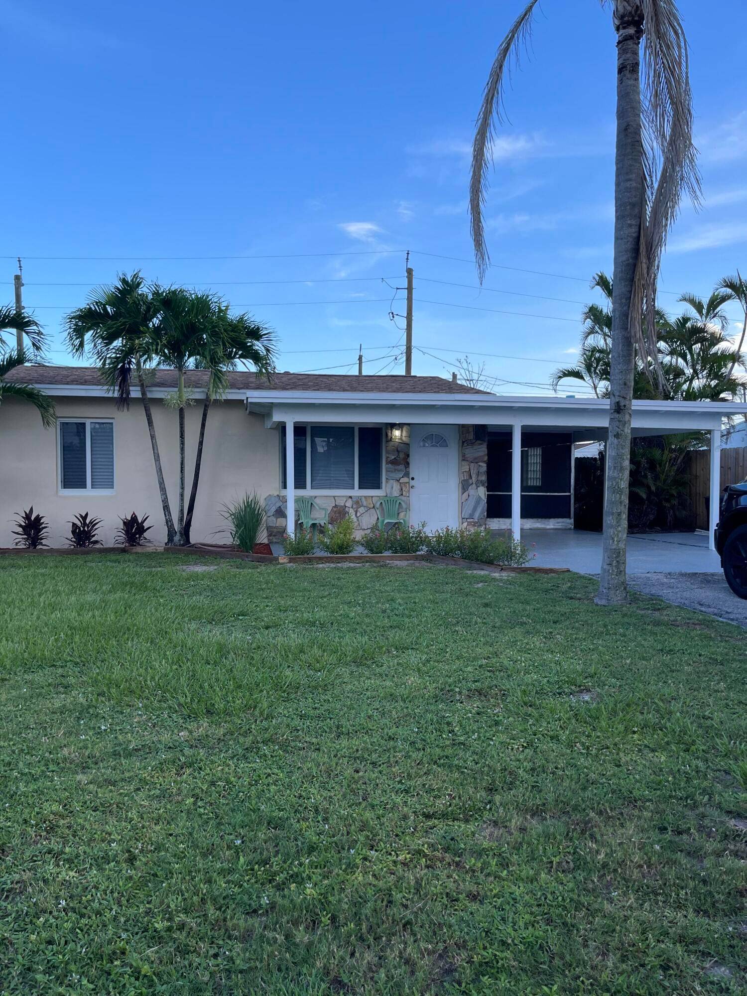 Welcome to this charming home located in the heart of Lake Worth.