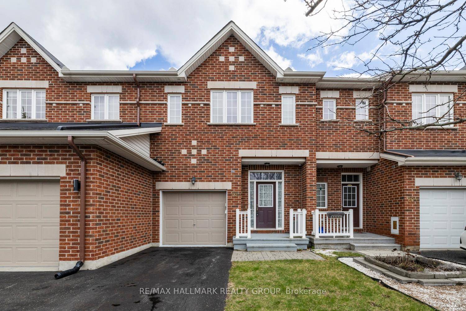 Immaculate 3 bedroom 4 bathroom executive Urbandale townhome with all the bells and whistles located on a quiet street in Emerald Meadows close to so many great amenities such as ...