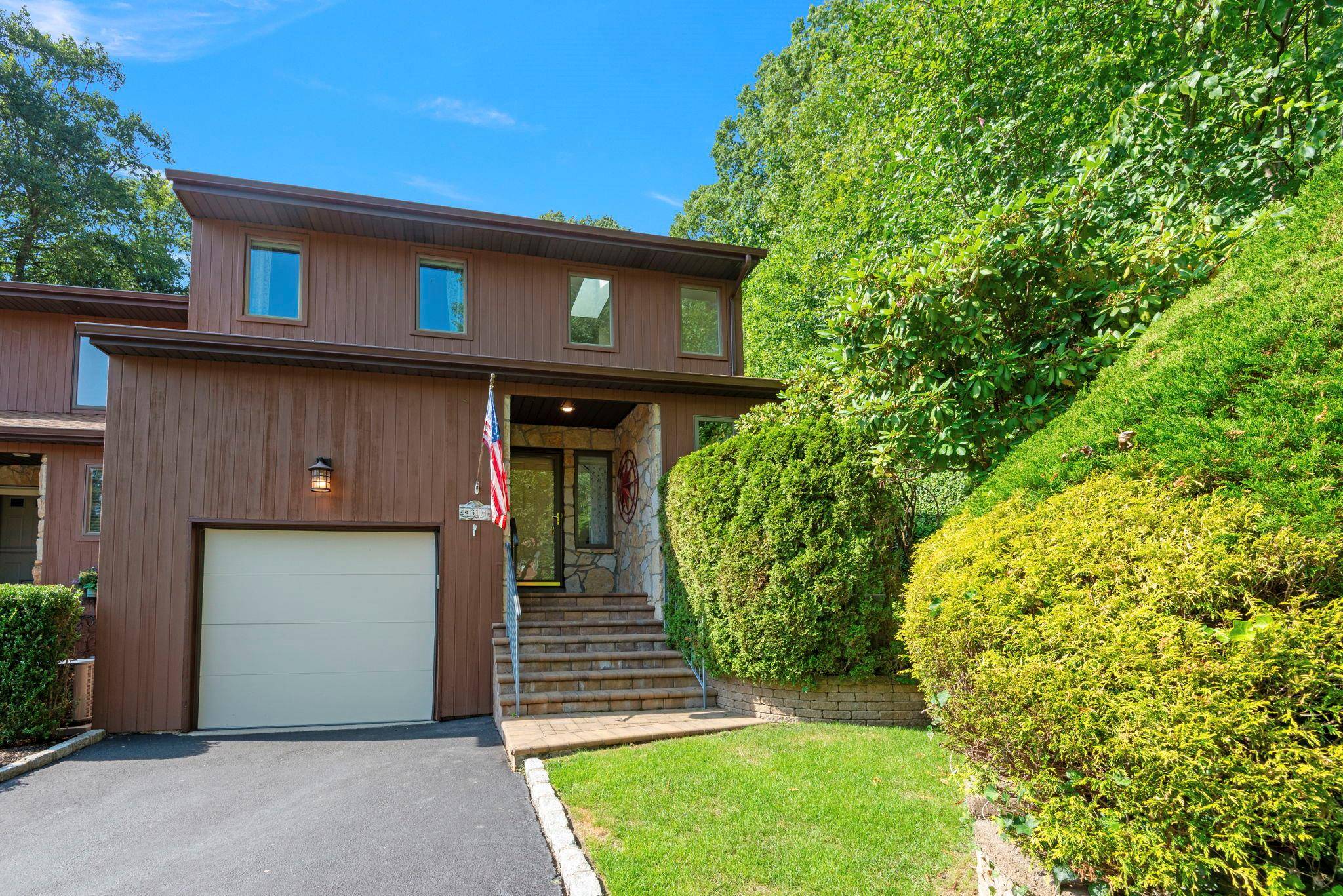 This Private End Unit Townhome has 6 Rooms, 2 Bedrooms, amp ; a 1 Car Garage amp ; was built in the 80's by one of Northport's Premier amp ; ...