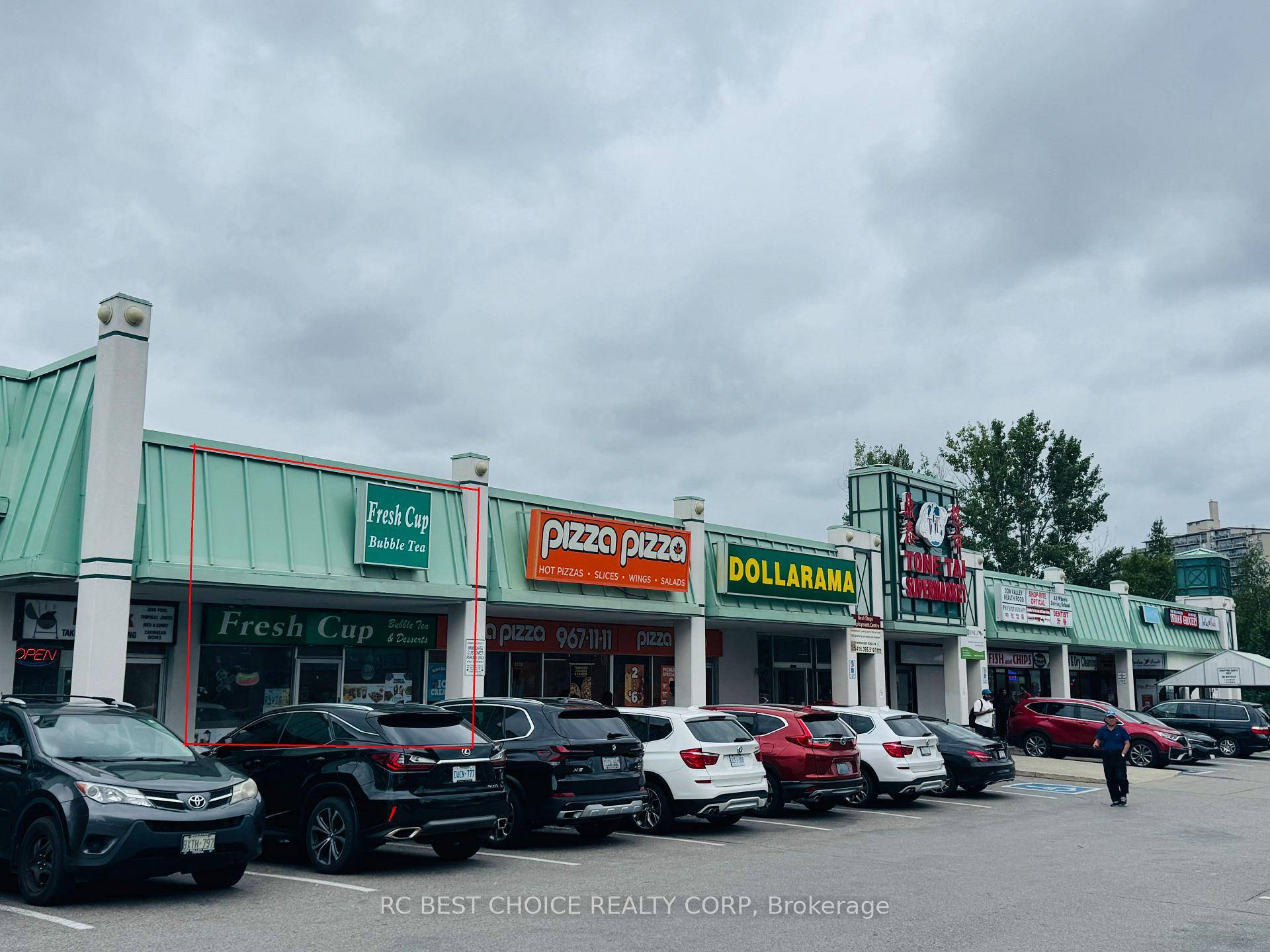 Great opportunity to own a business in the high trafc Peanut Plaza, with ample parking and excellent visibility.