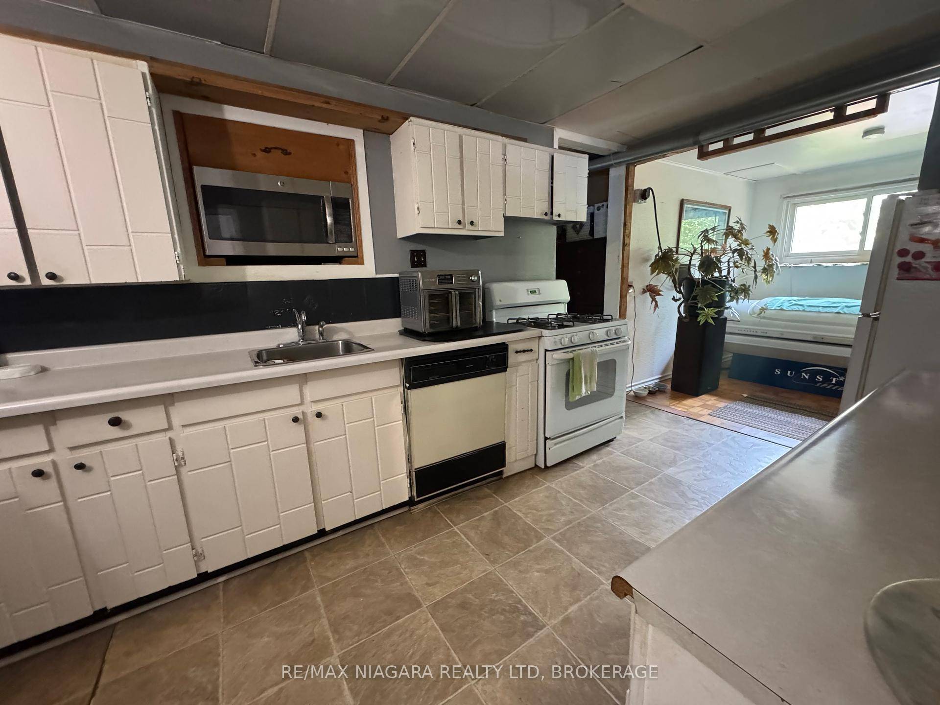 Charming 2 Bedroom Bungalow on Expansive Lot Minutes from the Beach !