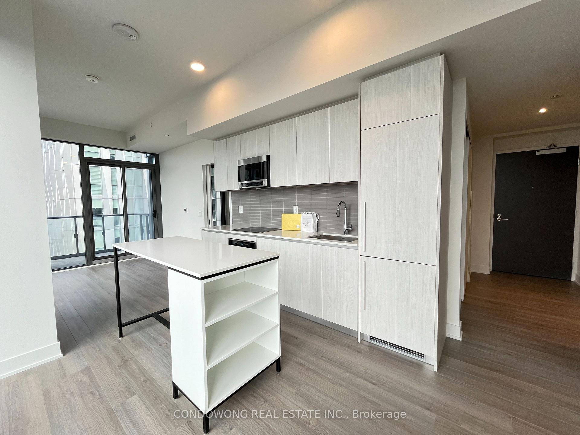 This 2 Bedroom Residence Located in the Bloor Yorkville District !