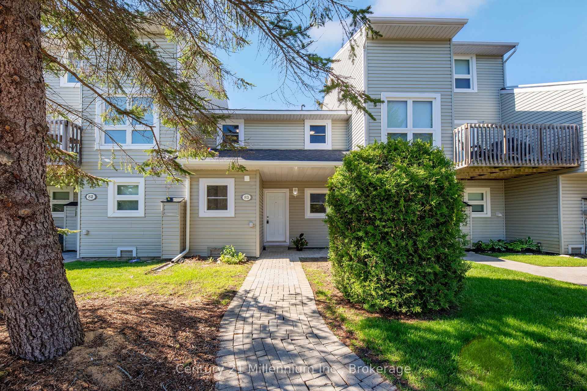 Welcome to Unit 83 at 127 Alfred Street West, in the charming and popular community of Applejack !