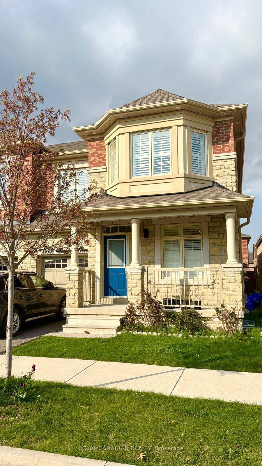 Beautiful Spacious 2471 sq ft, Semi Detached House In Ford Community.