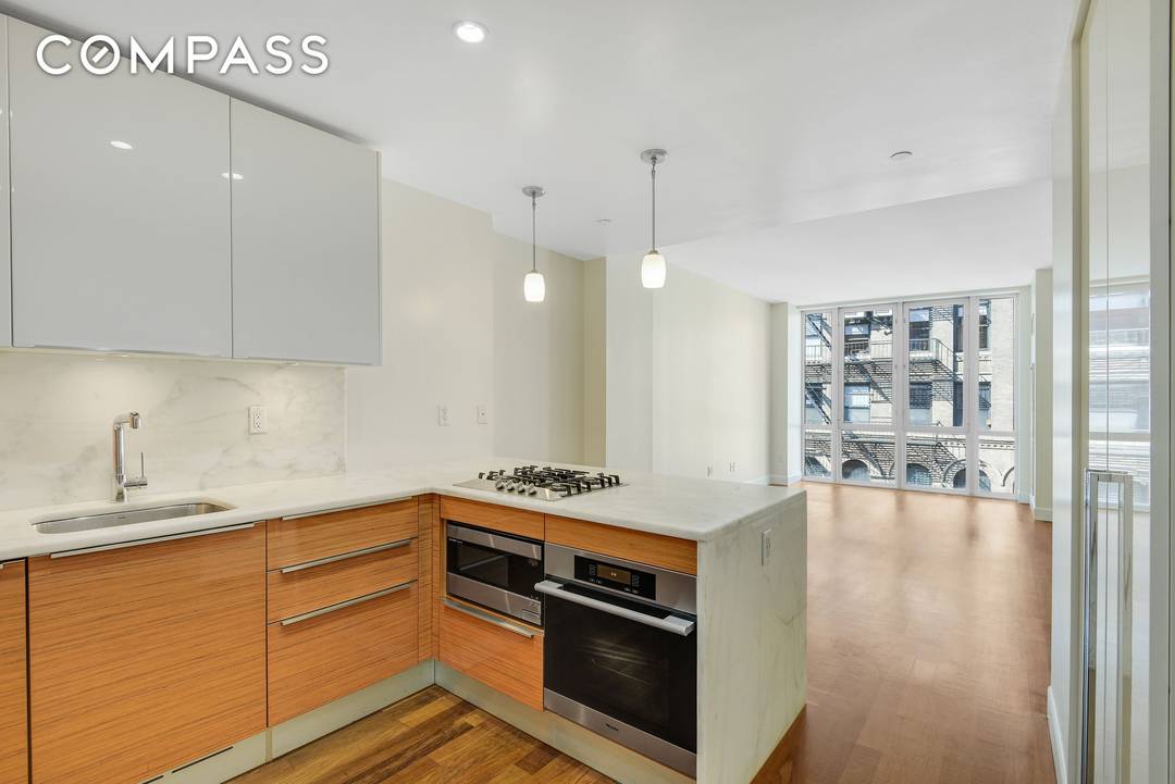 Beautifully designed modern 1 bedroom condominium with in unit washer dryer in the full service Prima Condominium, ideally located where Chelsea meets Flatiron.