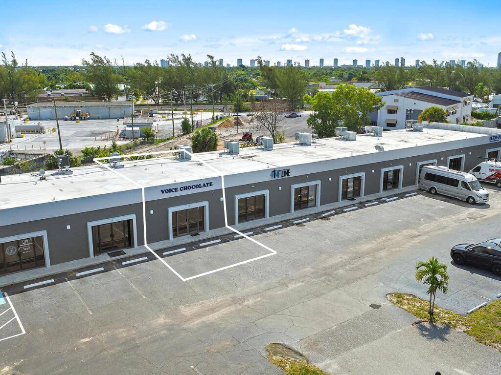 Prime Lake Park Location with Versatile Layout and Excellent Frontage.