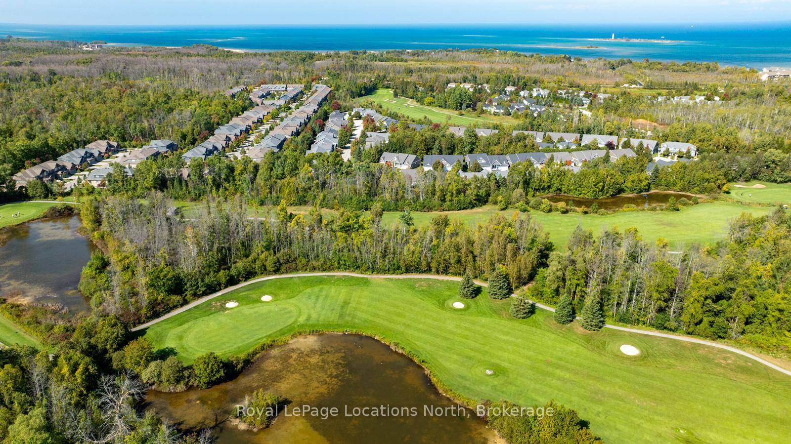 Stylish Townhouse Beside the Golf Course in Collingwood.