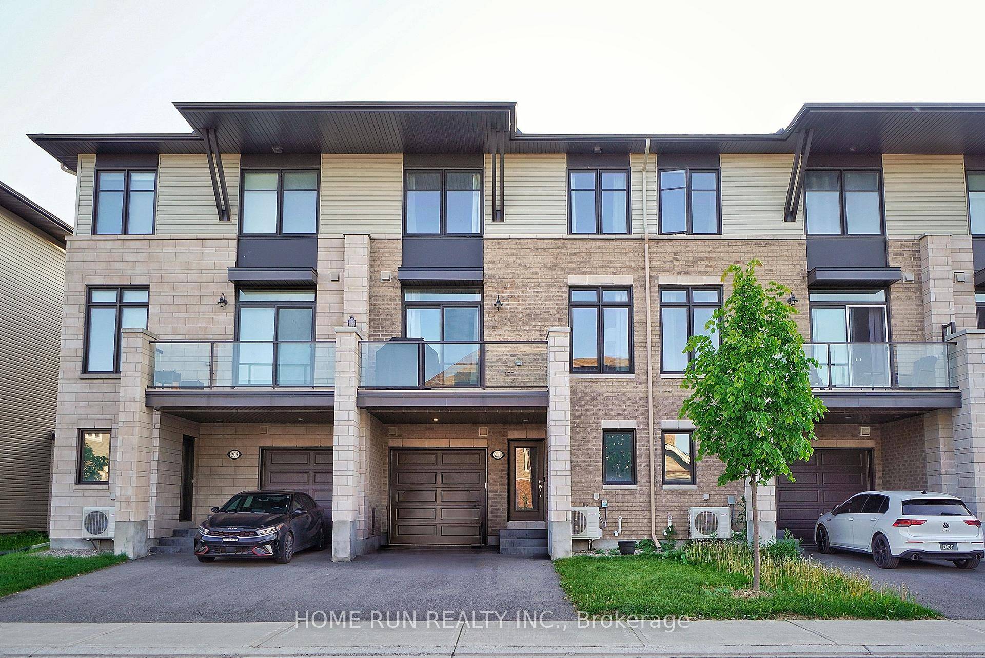 Available AUG 1. Like New 3 Storey TAMARACK GALLERY TOWNHOUSE located in Half Moon Bay, Barrhaven.