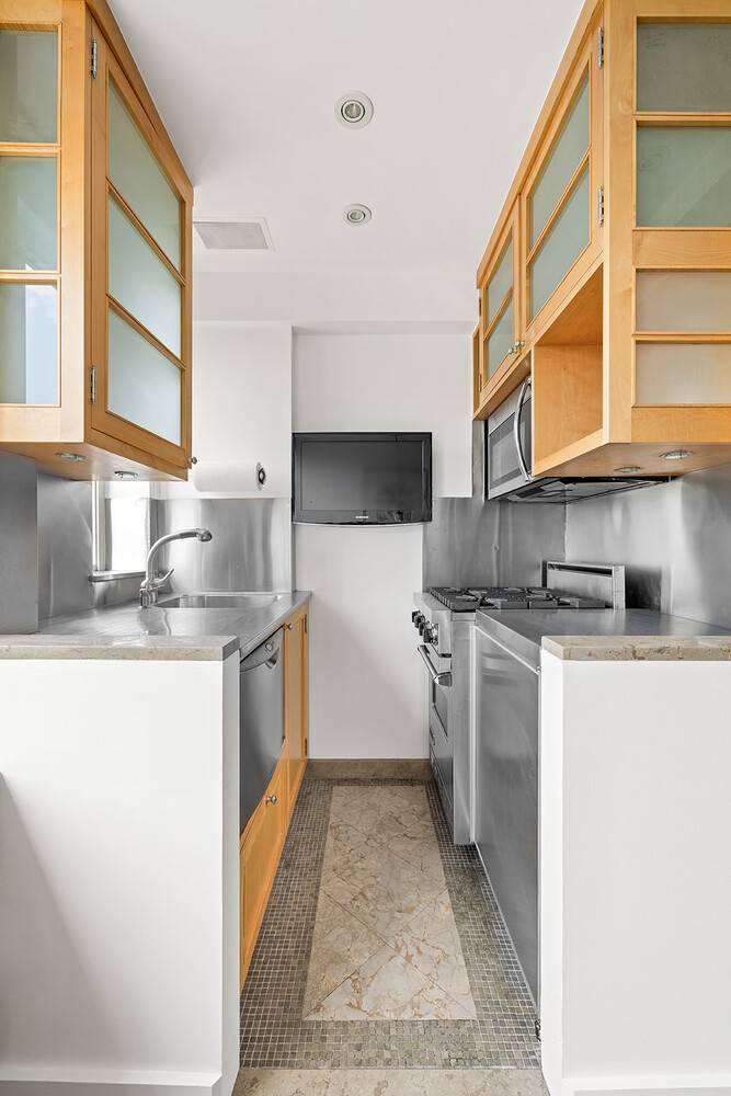 Elegant Studio with Unobstructed Central Park Views Experience the best of Manhattan living in this beautifully bright studio perched directly across from Central Park.