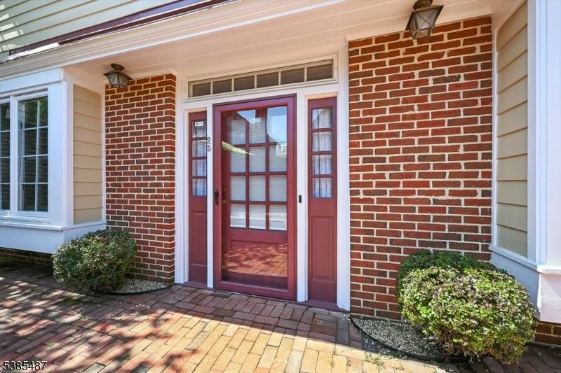 Refined living with exceptional outdoor space in iconic Murray Hill Square !