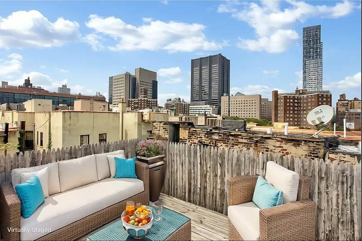 Luxurious Penthouse Duplex with Private Roof DeckExperience elevated living in this beautiful newly renovated 1 bedroom penthouse duplex with a private roof deck.