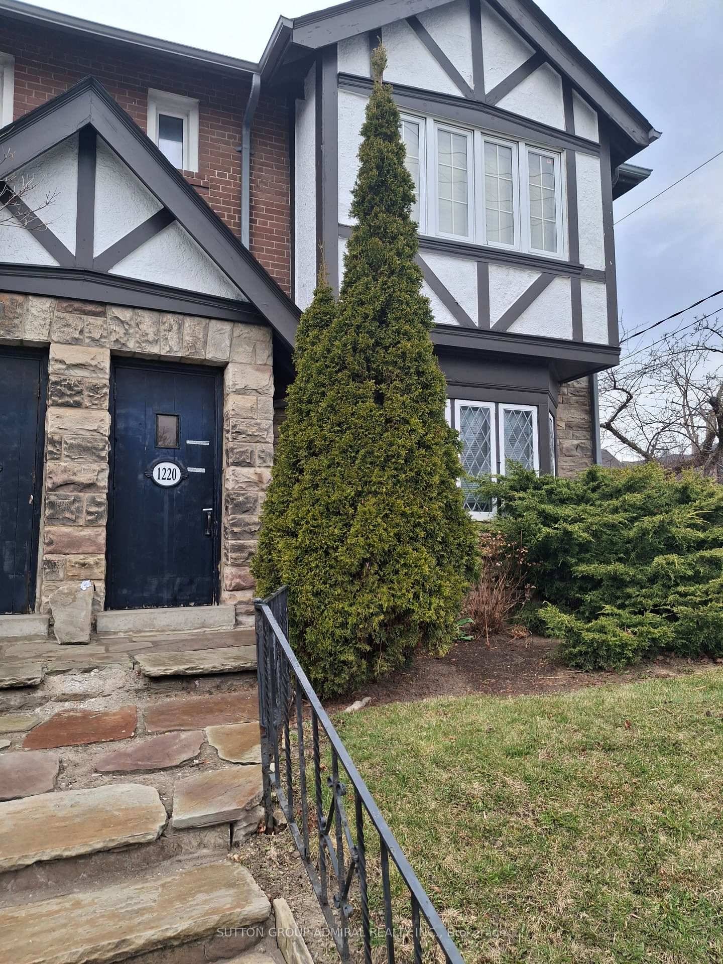 Move In Ready ! Bright and Spacious 2BR Main Level Unit In Coveted Lawrence Park.