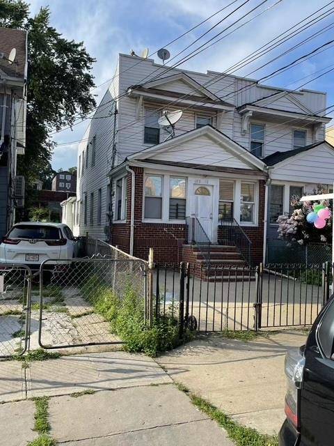 House For Sale. Close to Train Station A, E, J, Z, 5 8 minutes.