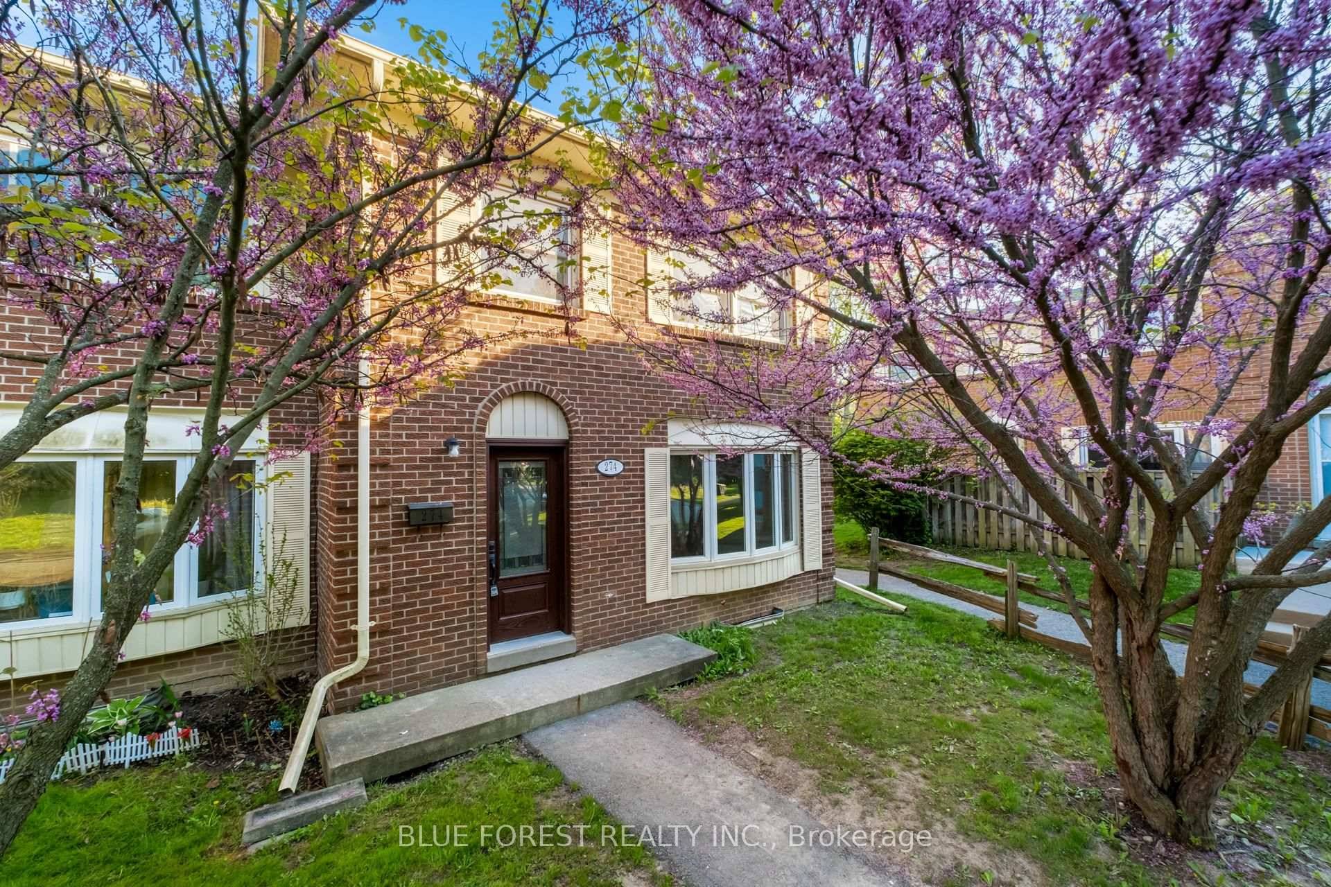Beautiful 3 Bedroom End Unit Townhouse in Peaceful North West London Nestled in a tranquil and well maintained complex, this charming end unit townhouse offers the perfect blend of comfort ...
