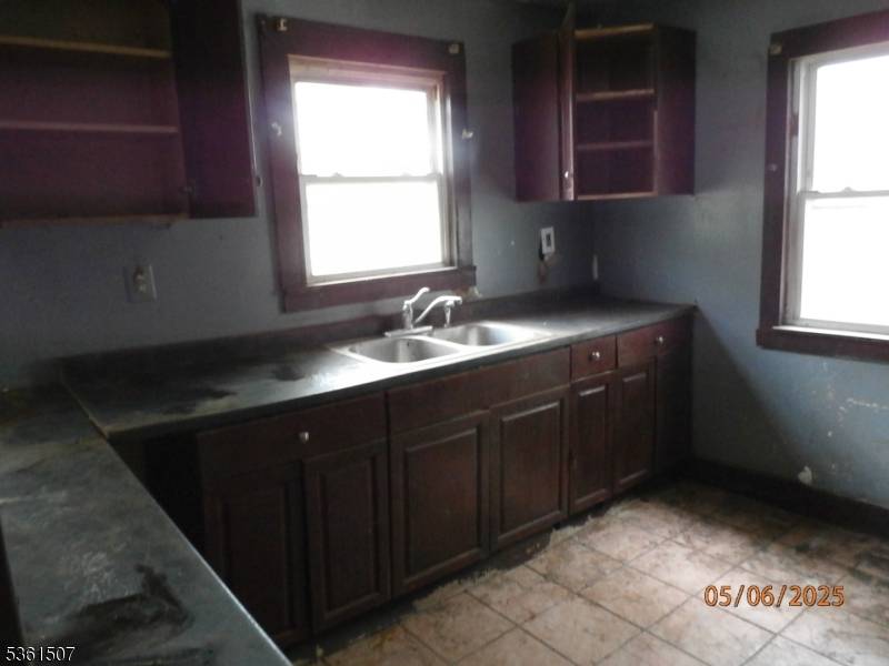 Cozy Single Family home, Bring your imagination and make this your own home.