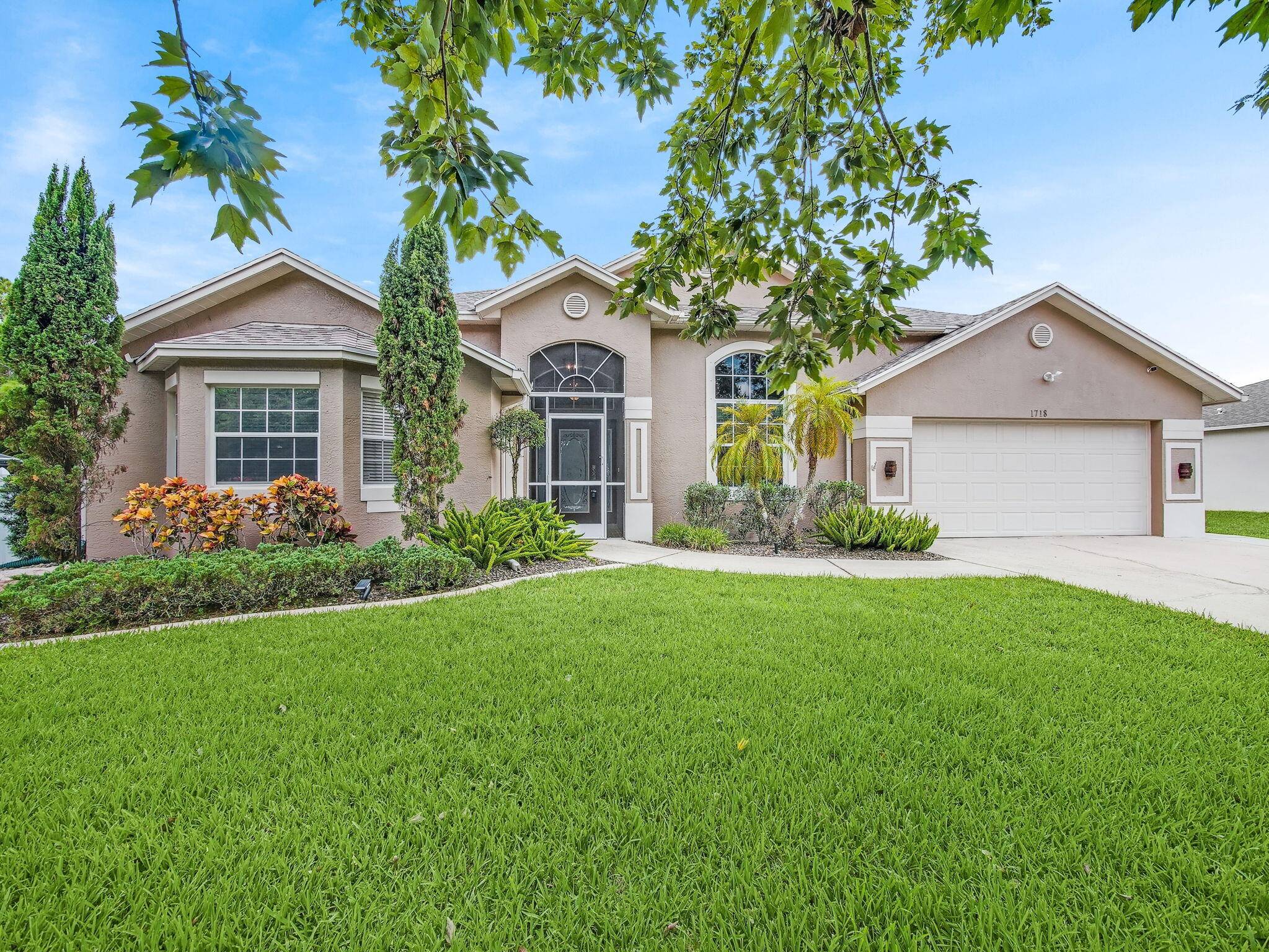 Wonderful single family home found in the Oak Hammock area of Port.