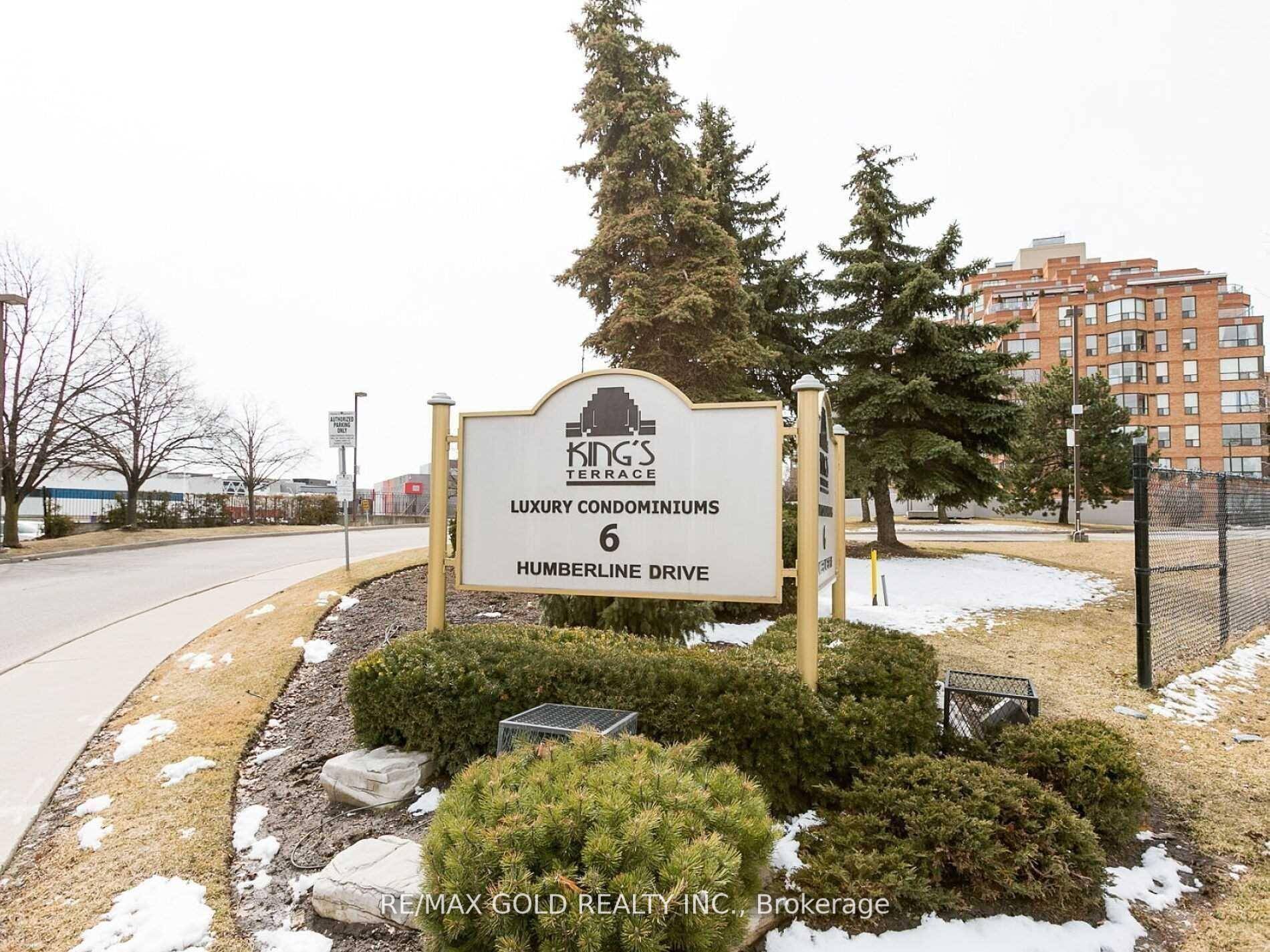 Stunning Bright And Spacious Luxury Condo With 1 Bedroom, 1 Bath amp ; a Kitchen.