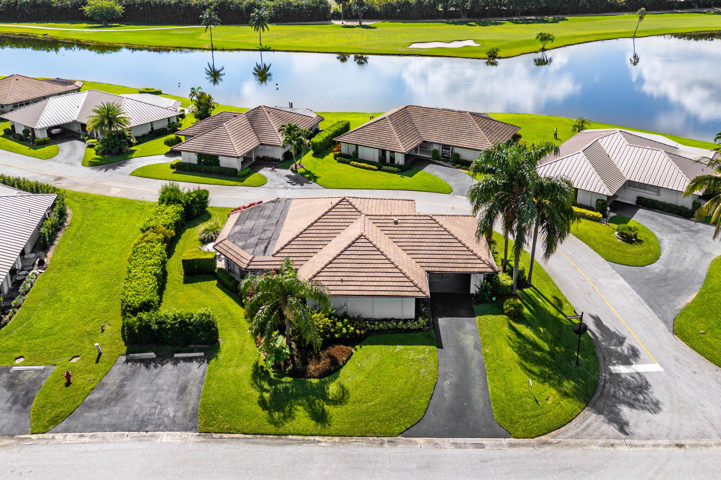 CHARMING 2 BEDROOM, 2 BATH RENOVATED VILLA ON A PREMIER CORNER LOT IN THE GATED CITY OF ATLANTIS !