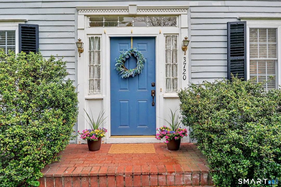 Steps to bustling little shops, summer concerts on Paradise Green, Farmer's Market and quite walks through Longbrook Park, this home is located in the center of it all !