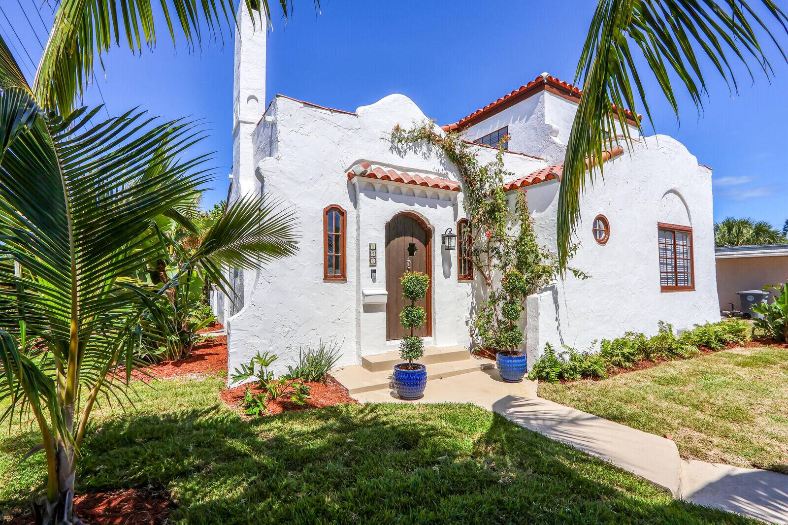 HISTORIC SPANISH COMPOUND WITH DUPLEX.