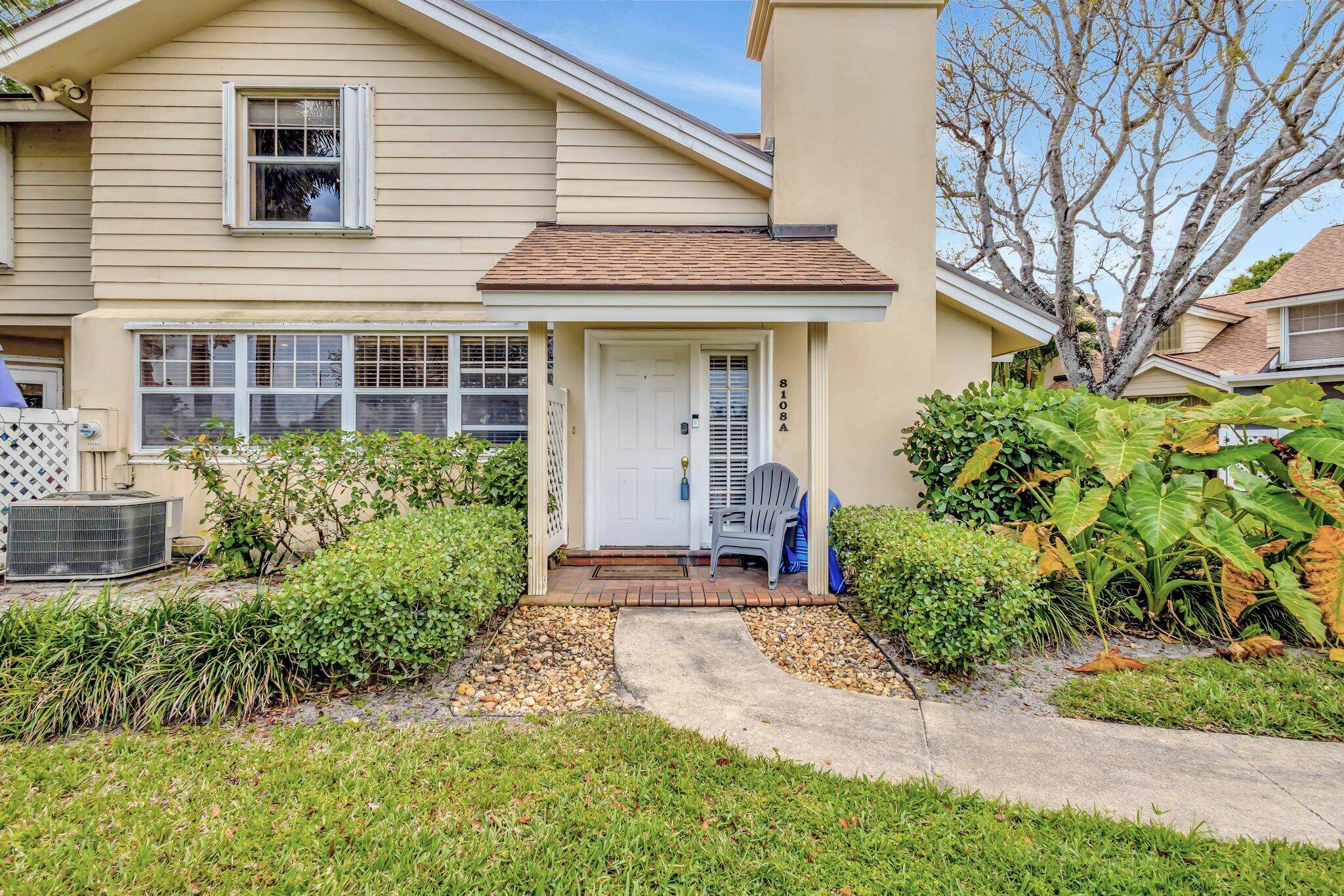 Welcome to this beautifully maintained and spacious 3 bedroom, 2 bath townhouse located in the highly desirable, guard gated community of Wellesley at Lake Clarke Shores.