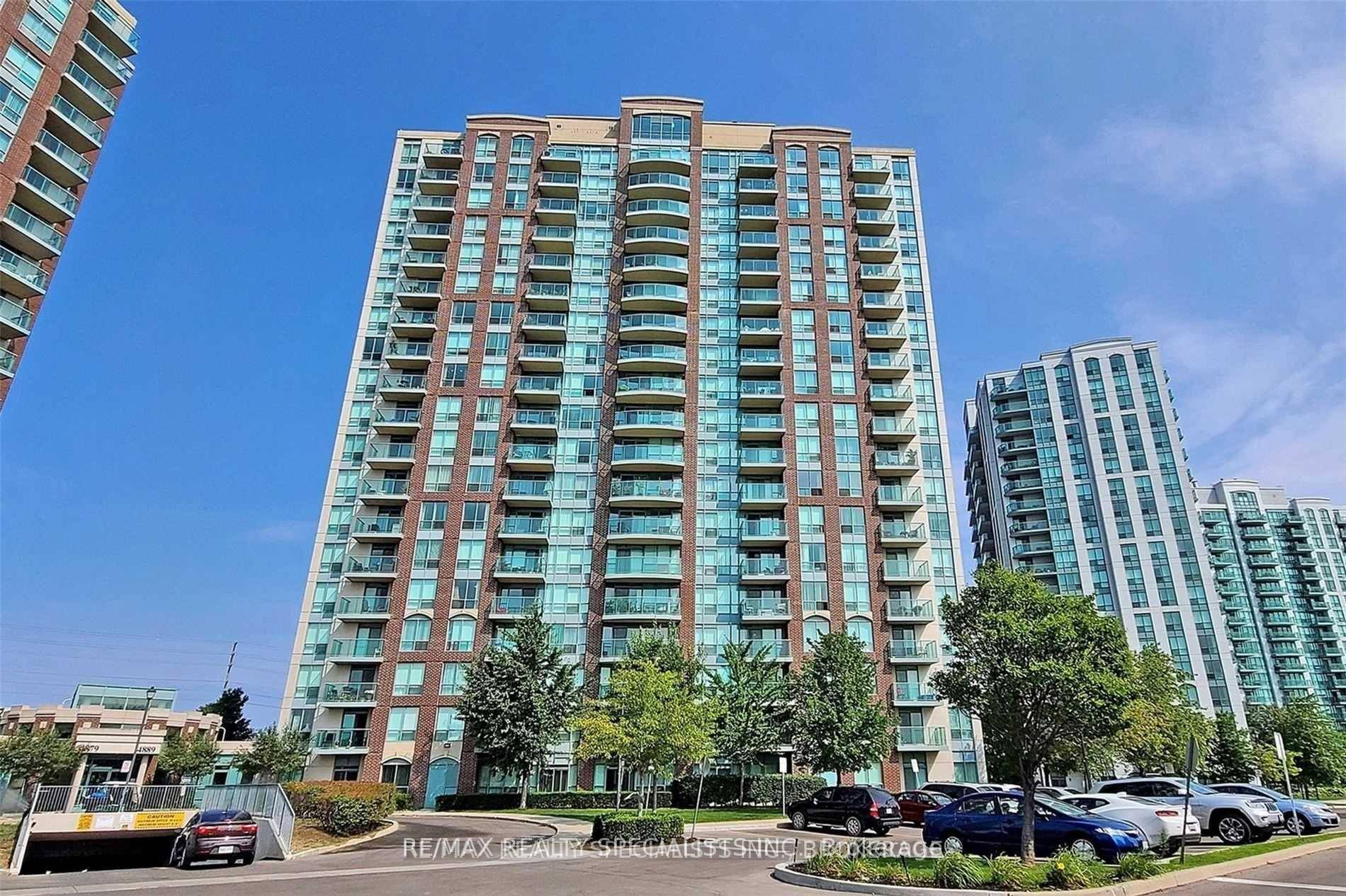 Immaculately Kept Corner Unit in a Prime Erin Mills Location !