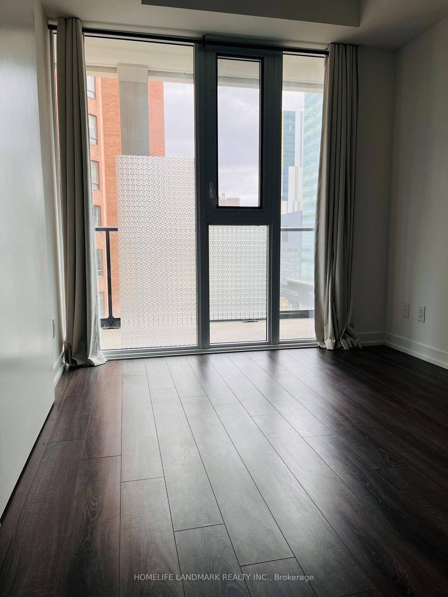 Welcome to this 1 bedroom plus 1 den unit.