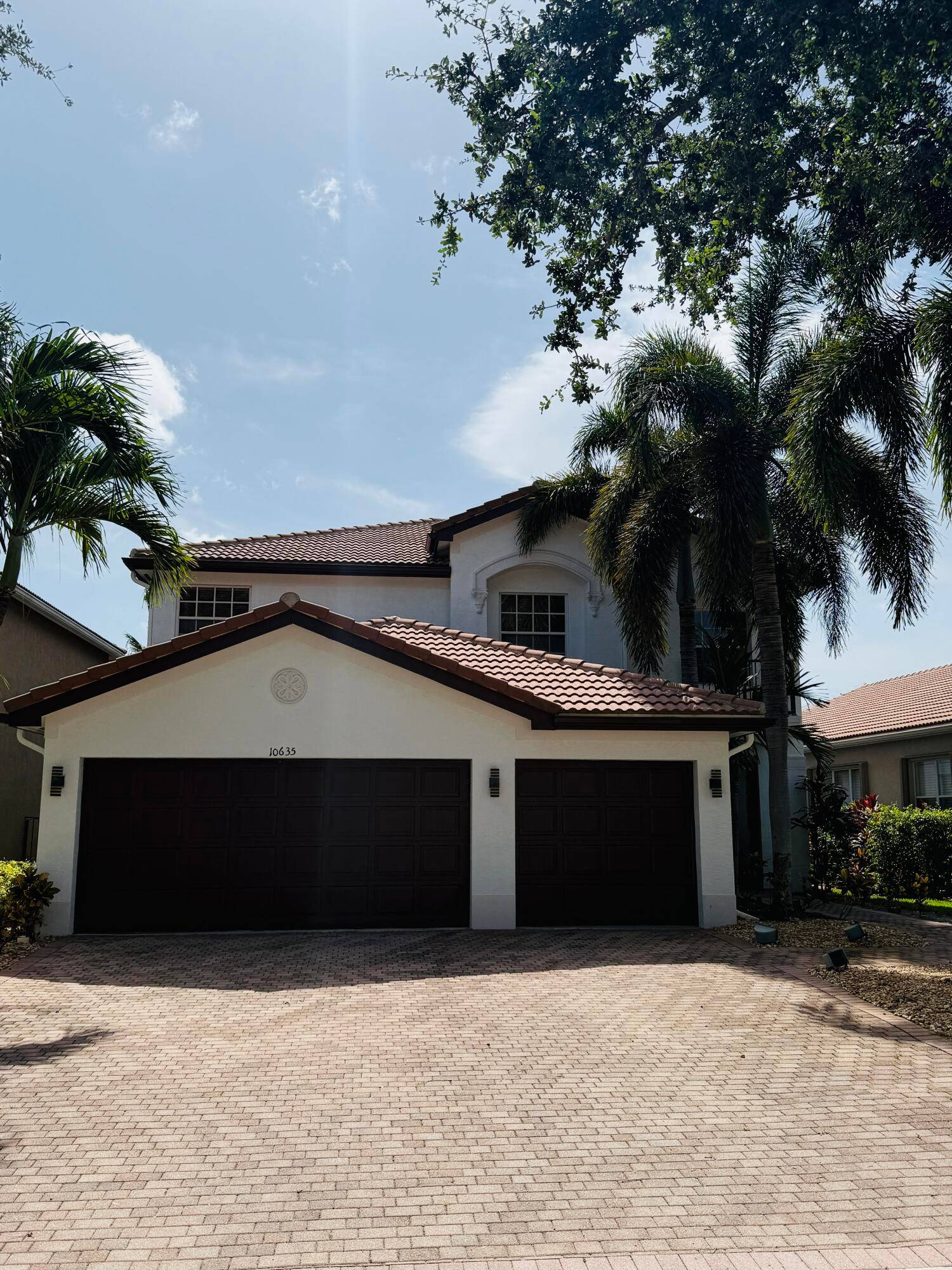 Beautiful Boynton Beach 5 Bed 3 Bath home in gated Canyon Lakes offers nearly 3000 sq ft of bright, open living space !