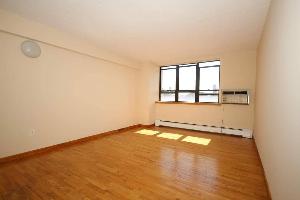 Amazing open city views from this 19th floor one bedroom.