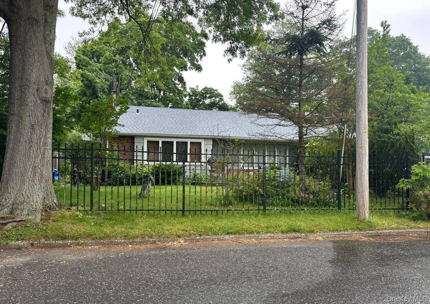 This Split Style Home Features 3 Bedrooms, 2 Full Baths, Den, Eat In Kitchen amp ; 1 Car Garage.