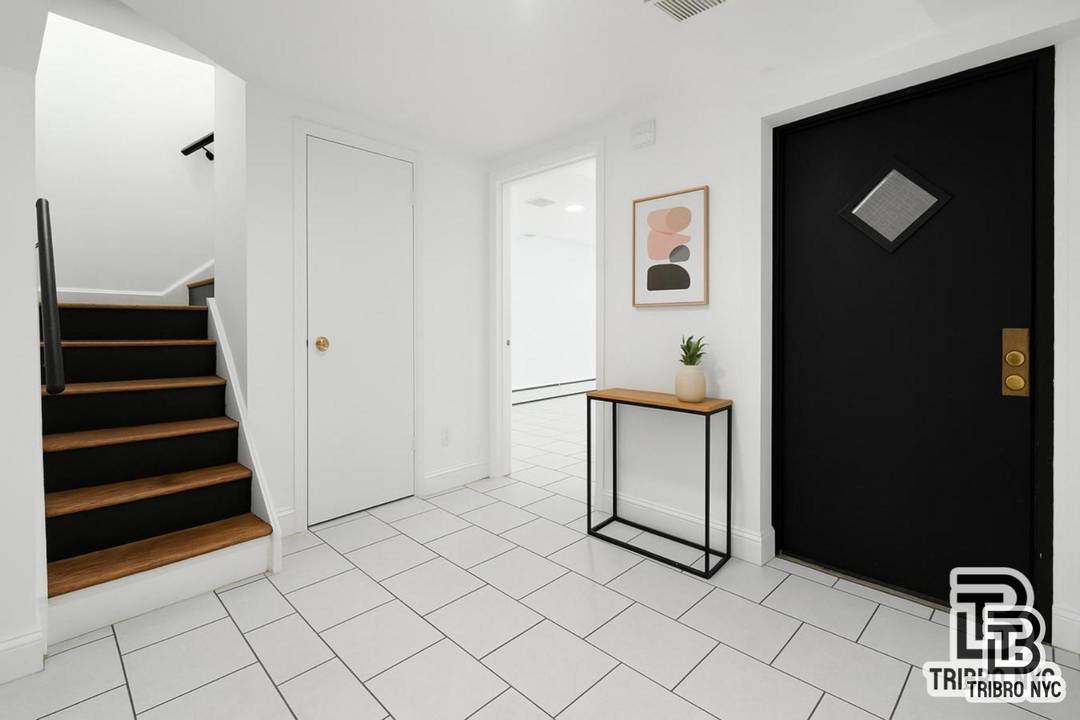 Massive 4BR 4BA Duplex with Private Patio amp ; Huge Basement Prime Location Near the L amp ; Washer Dryer in Unit !