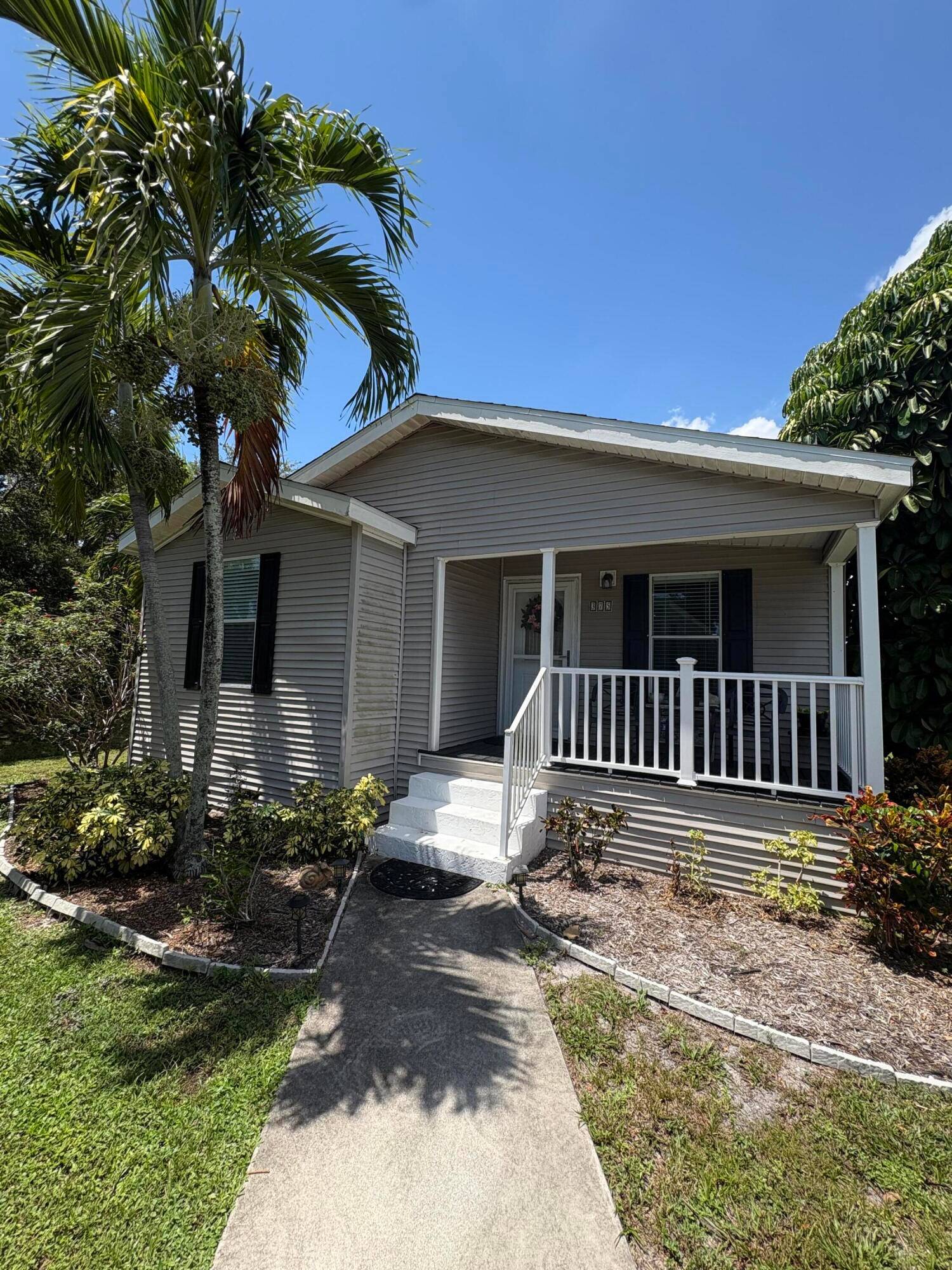 BEAUTIFUL SPACIOUS OPEN FLOOR PLAN WITH LOTS OF ROOM.