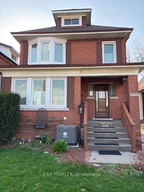 Beautifully Maintained Main Floor 2 Bedroom Apartment.