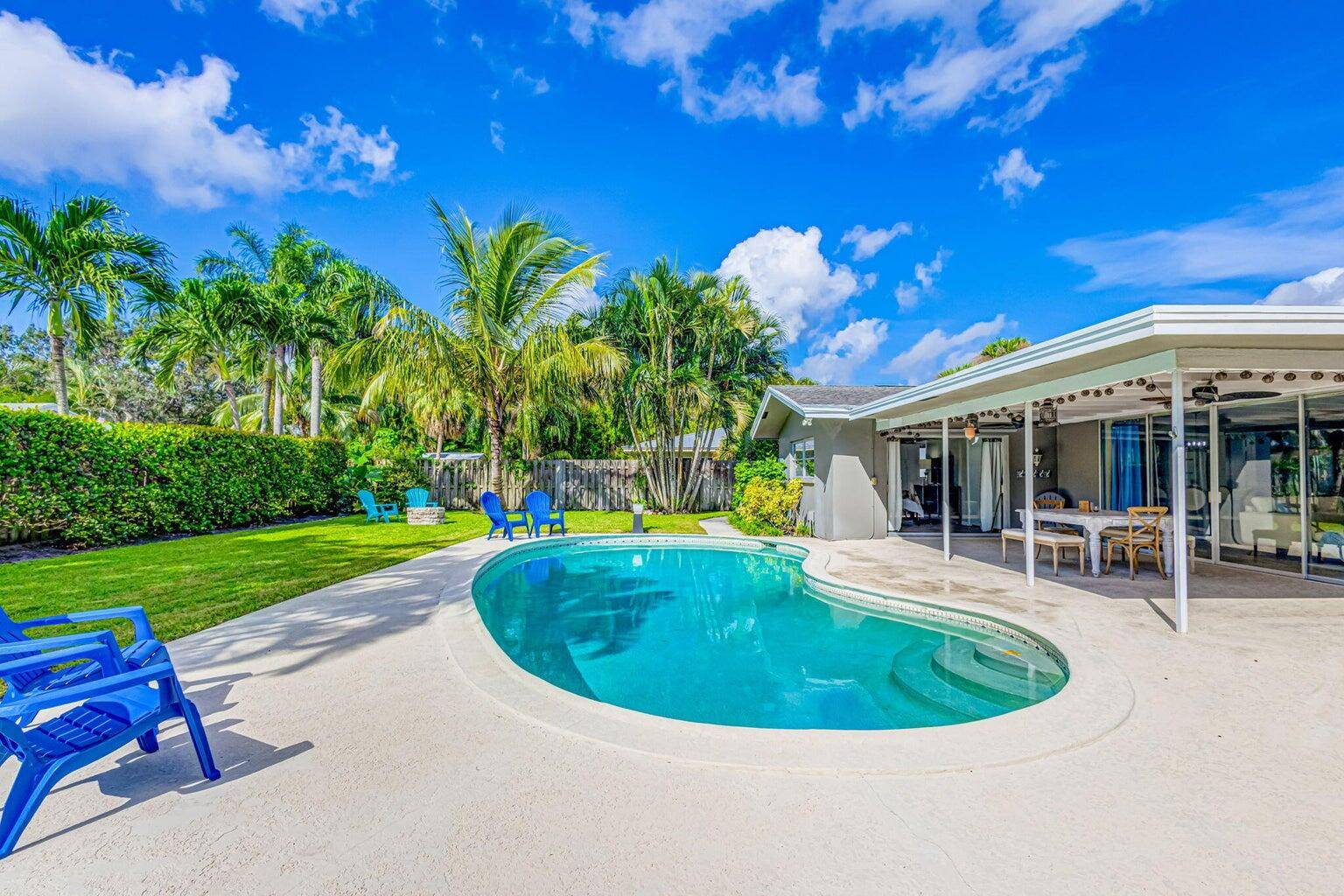 Charming 3 bed, 2 bath home in centrally located Palm Beach Gardens !