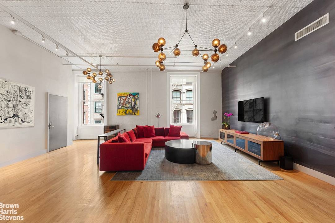 Classic Soho Charm This rare and authentic condominium loft is located right in the heart of Soho's historic Cast iron District and features grand proportions and charming original details throughout.