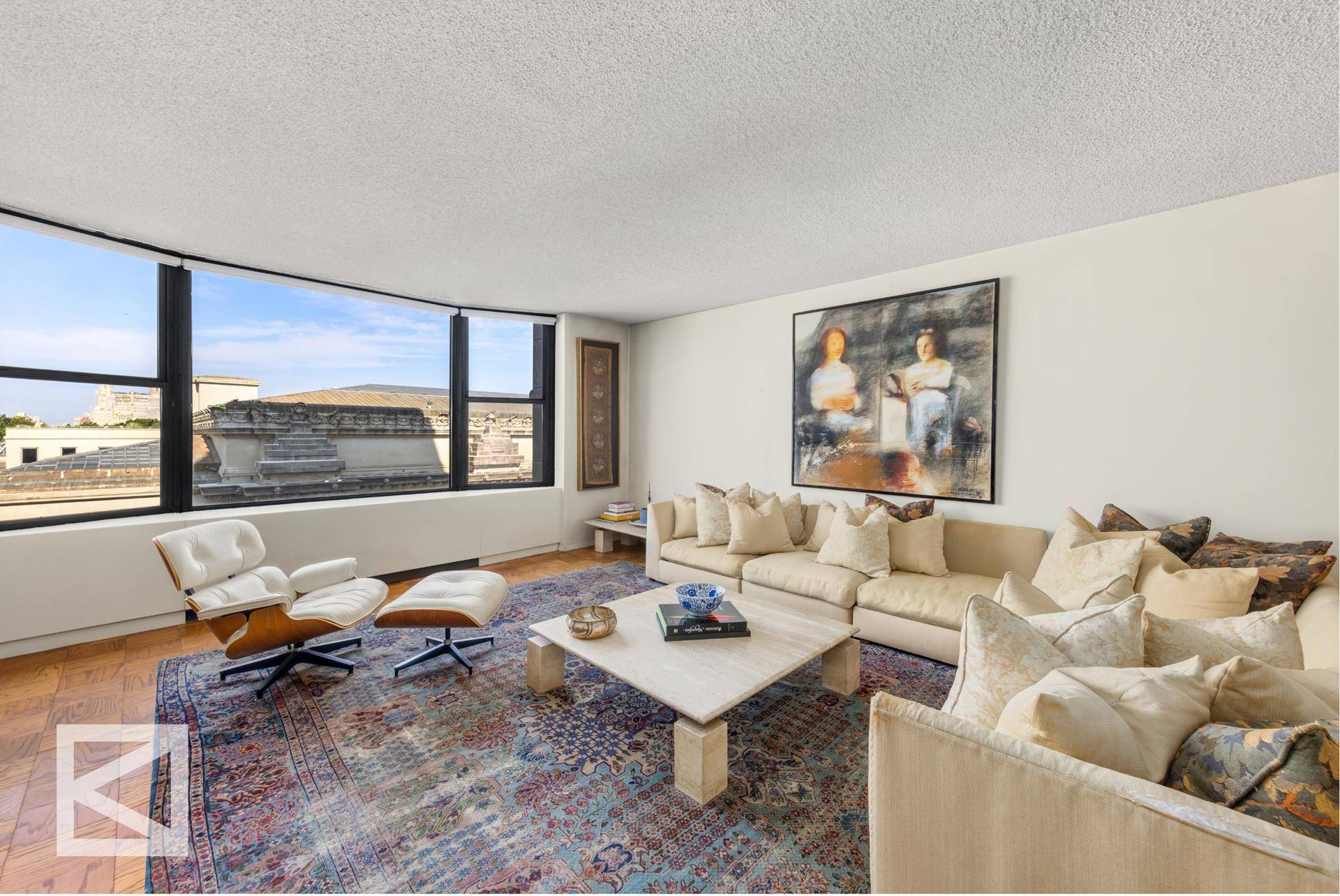 Designed by world renowned architect Philip Johnson, 1001 Fifth Ave is an Upper East Side icon of modern elegance.