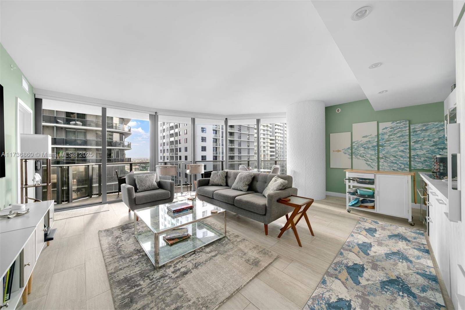 MOTIVATED SELLER ! 2 bedroom, 2 bathroom residence in the heart of Brickell !