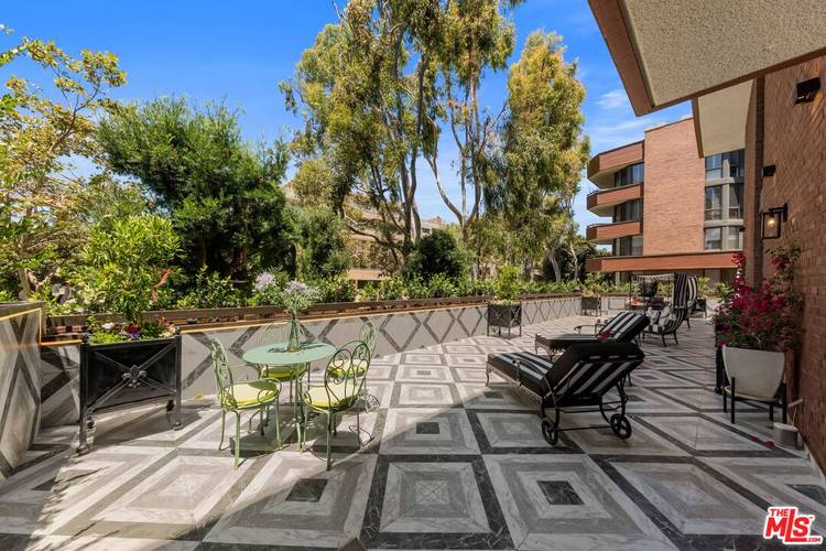300  N Swall Dr 2BR La