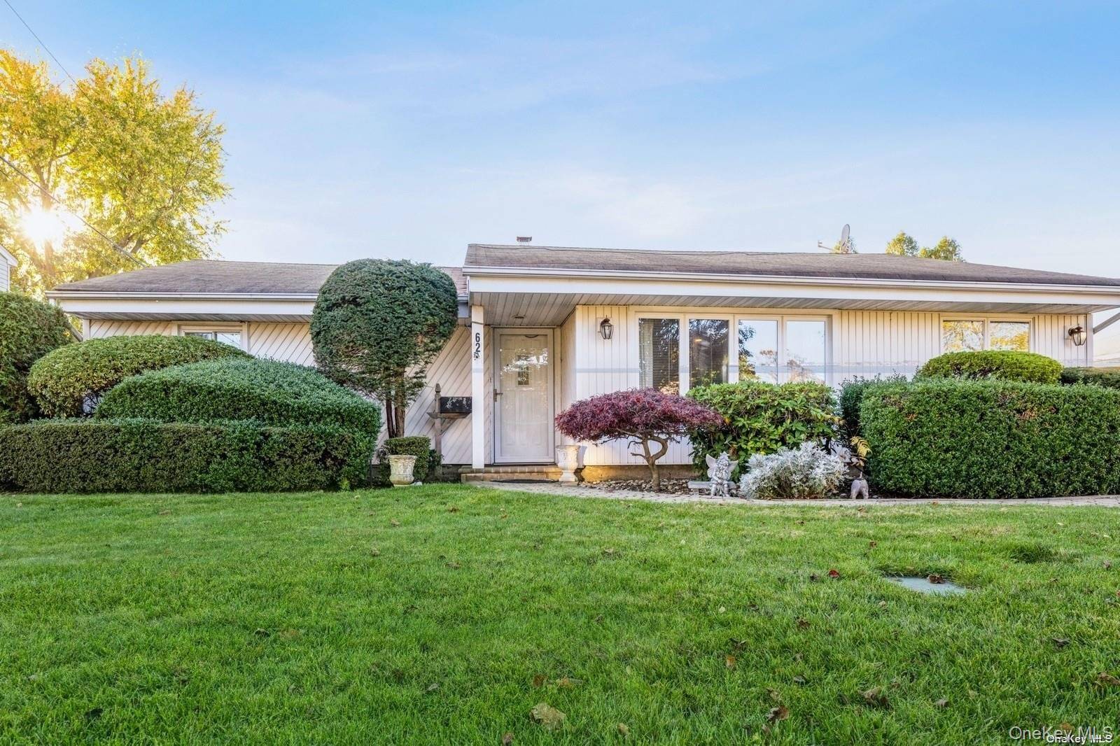 Beautiful Spacious, Tastefully Furnished Expanded Ranch in North Hicksville For Short Term Rental.