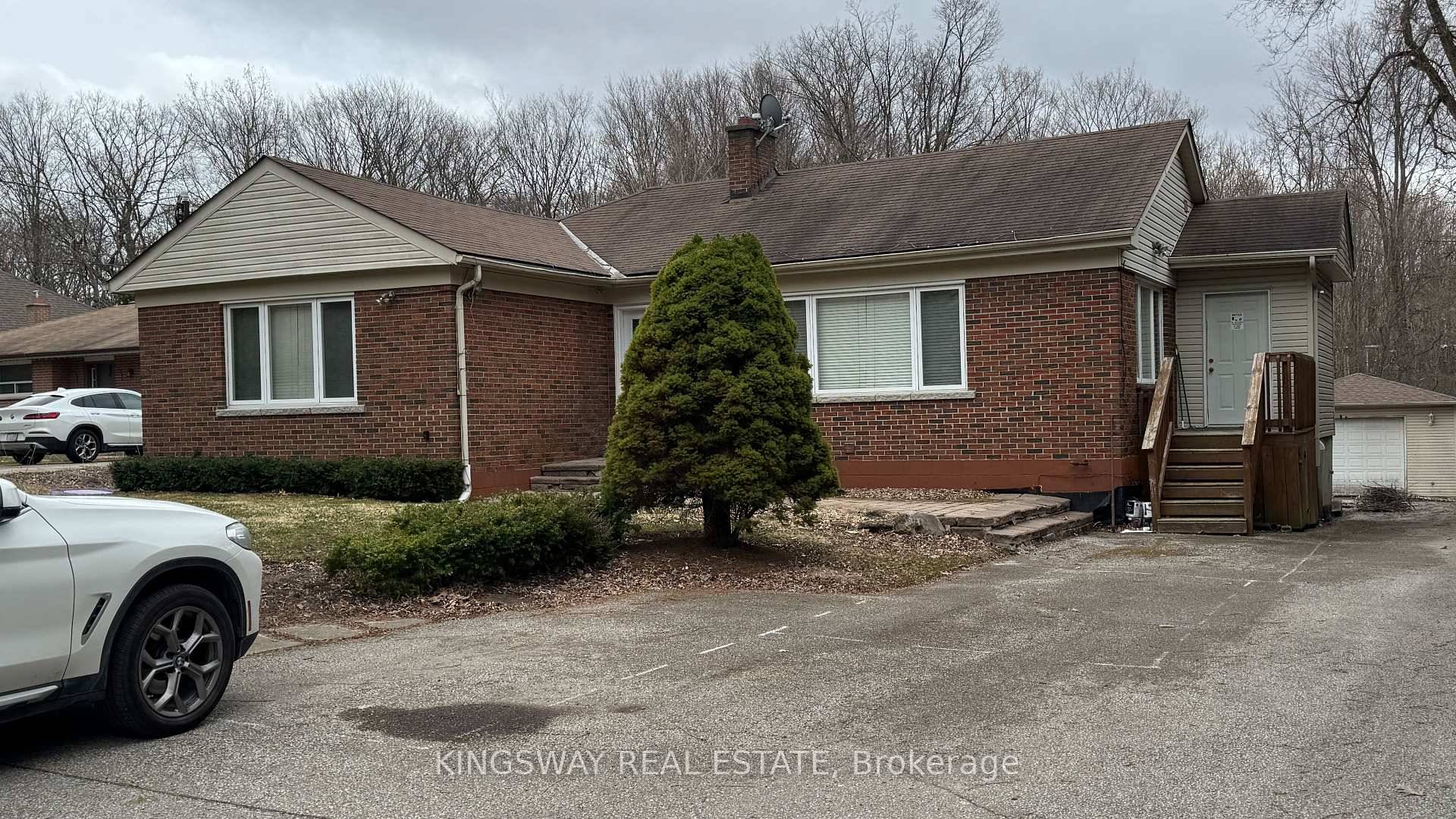 Bright and spaciouse Detached house Backing On to the Ravine.