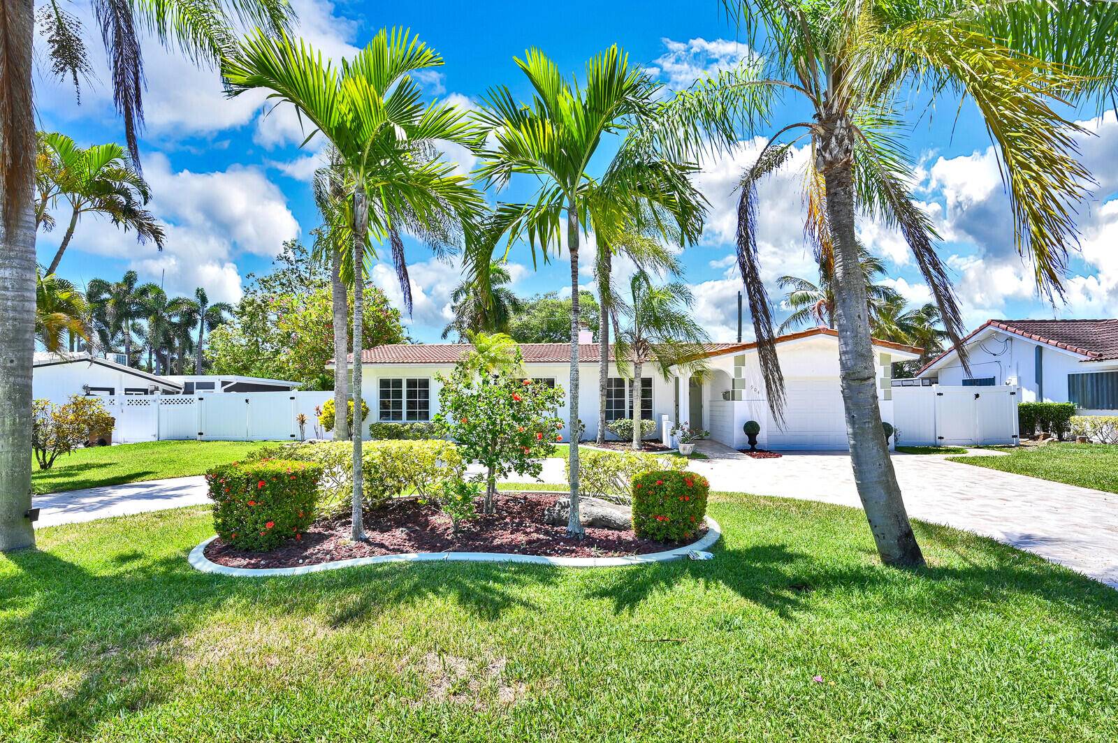 Short term rental in Deerfield Beach's desirable COVE has it ALL, Sprawling at 2400 sq ft w enough room for each family member to enjoy his her own space !