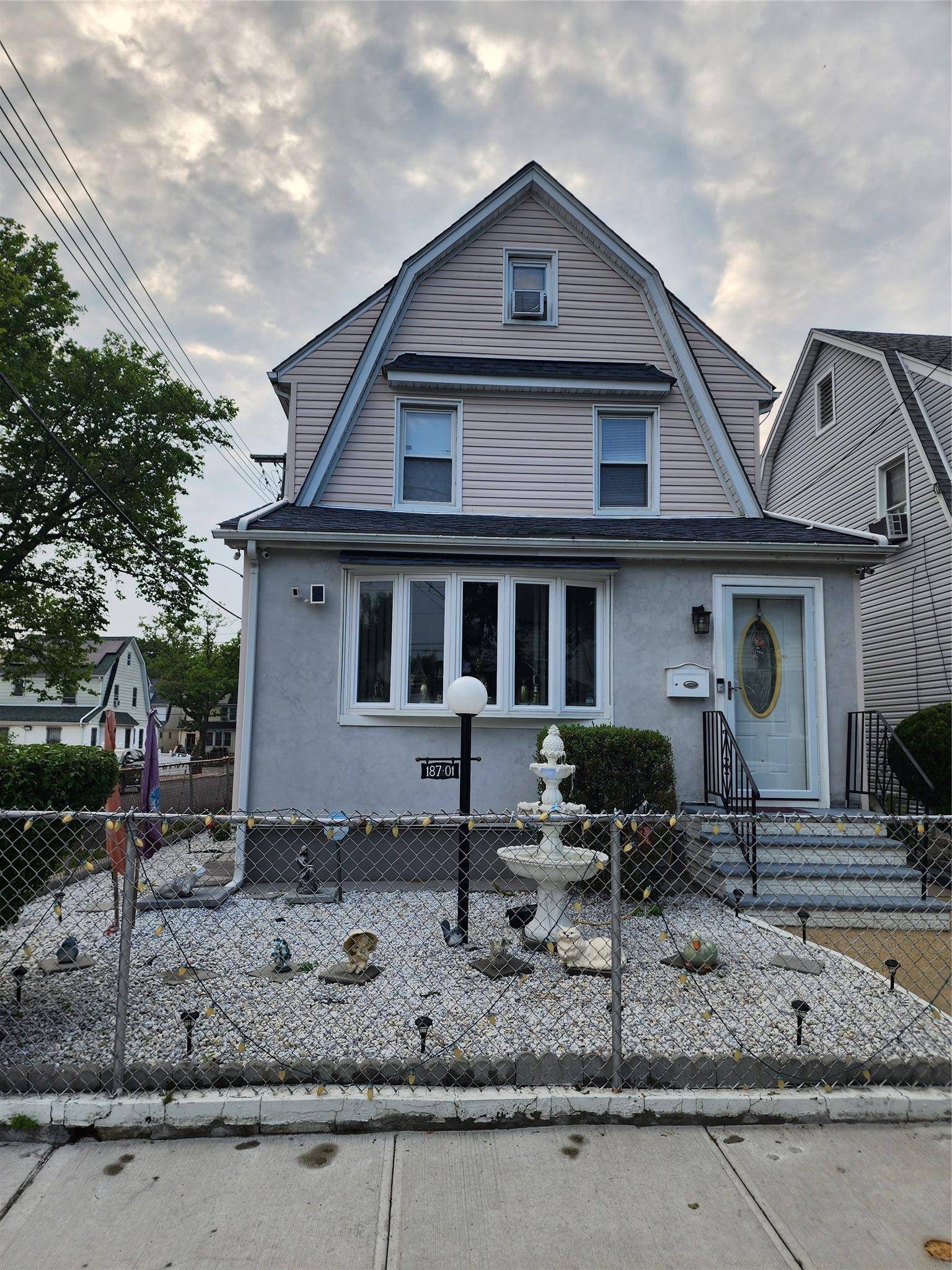 Nestled in the heart of Saint Albans, Queens, this charming single family home provides a comfortable and convenient lifestyle.
