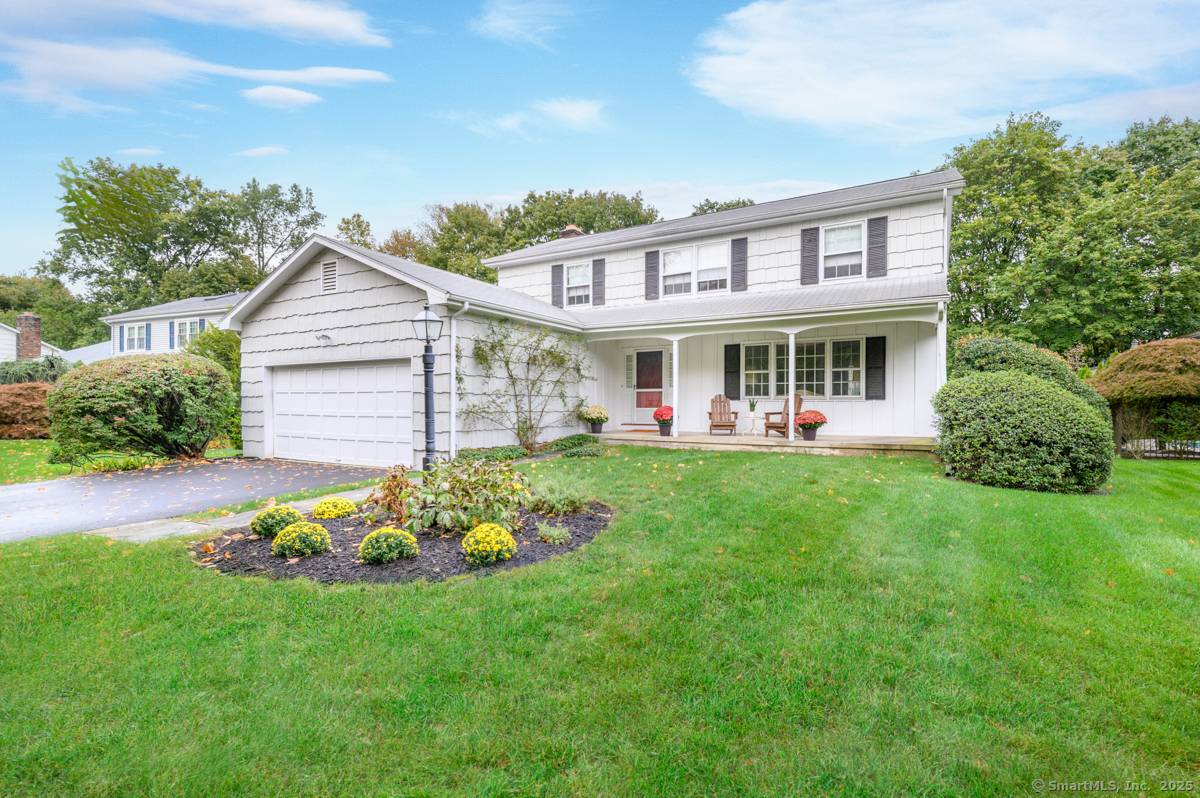 Welcome to 20 Denhurst Place a lovingly maintained Colonial proudly owned by the same family since it was built.
