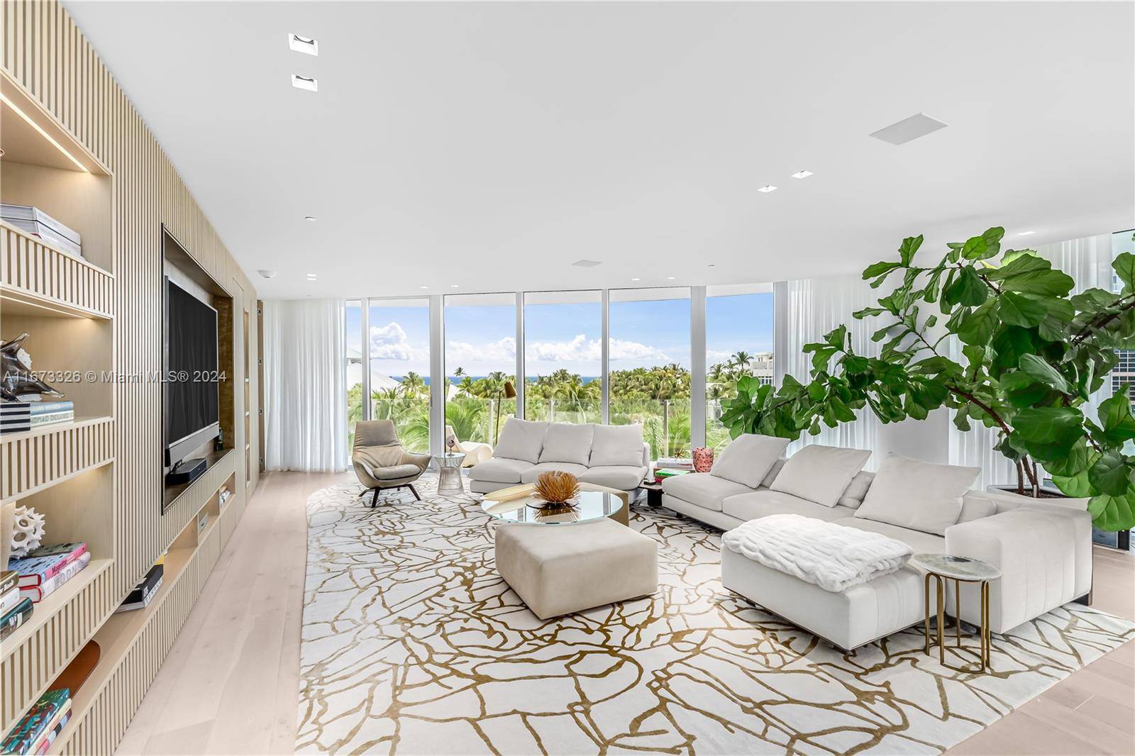 Discover our luxury boutique residence near the beach in prestigious South of Fifth, designed by Aster.