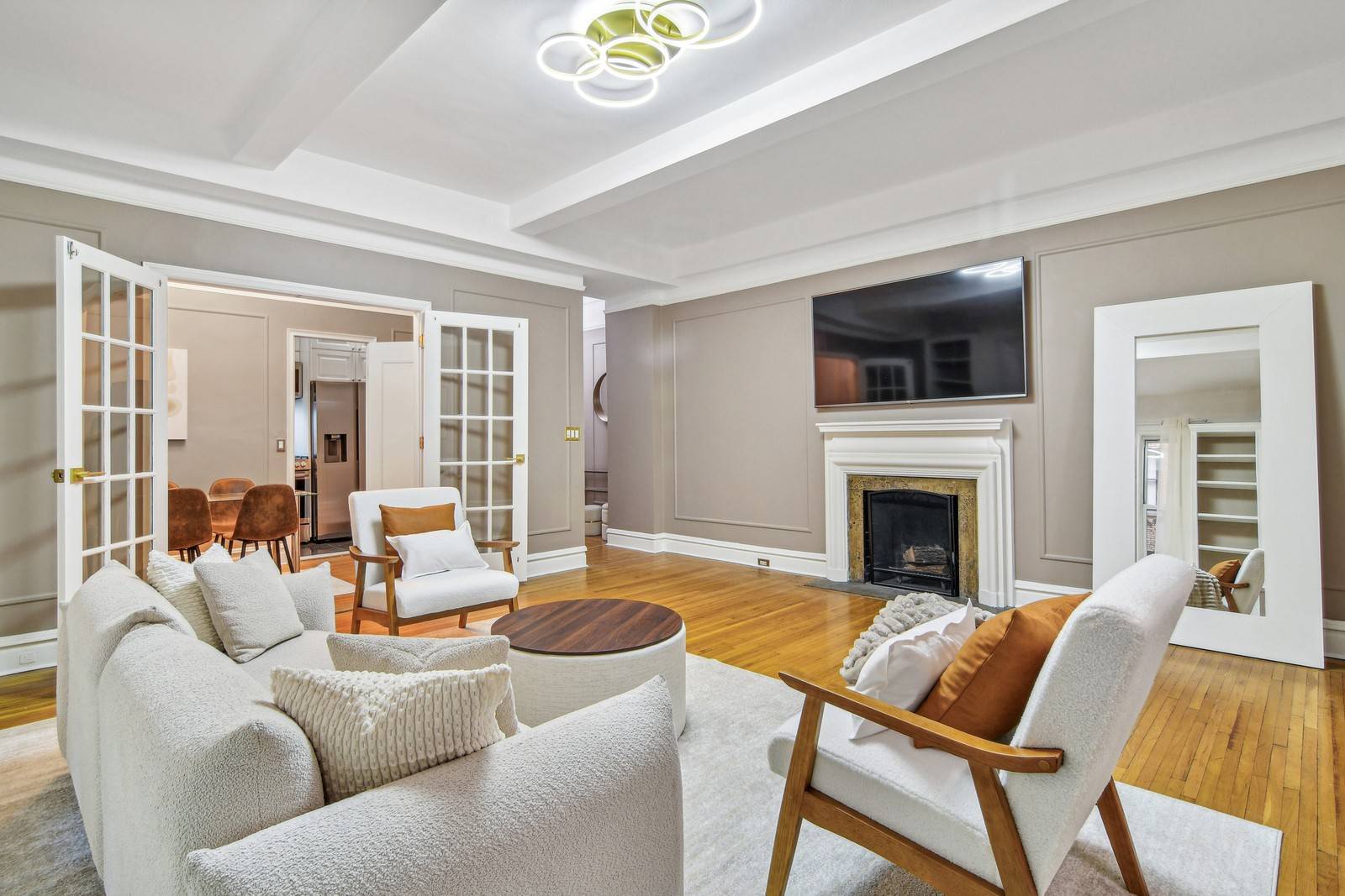 Luxury Living at 77 Park Avenue, Apartment 2HFurnished or UnfurnishedWelcome to your new homea stunning pre war residence offering versatile living in the heart of Murray Hill.